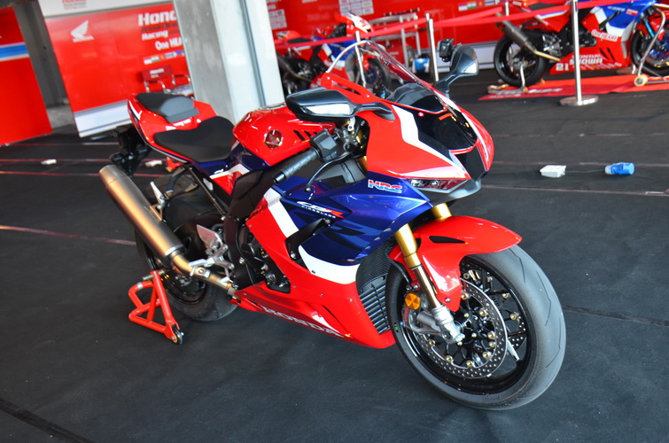 Honda Cbr1000rr-r Sp 2025 สายหล่อ เครื่องแรง เทคโนโลยีจัดเต็ม