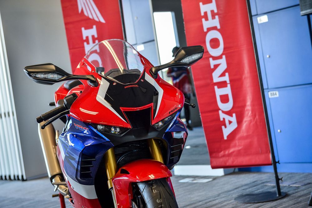 รีวิว Honda Cbr1000rr-r Sp 2025 สีใหม่ พร้อมสเปคและราคา